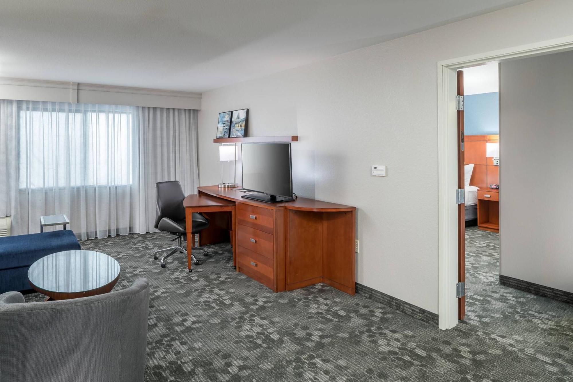 Courtyard By Marriott Parmer Tech Ridge Hotel 3*